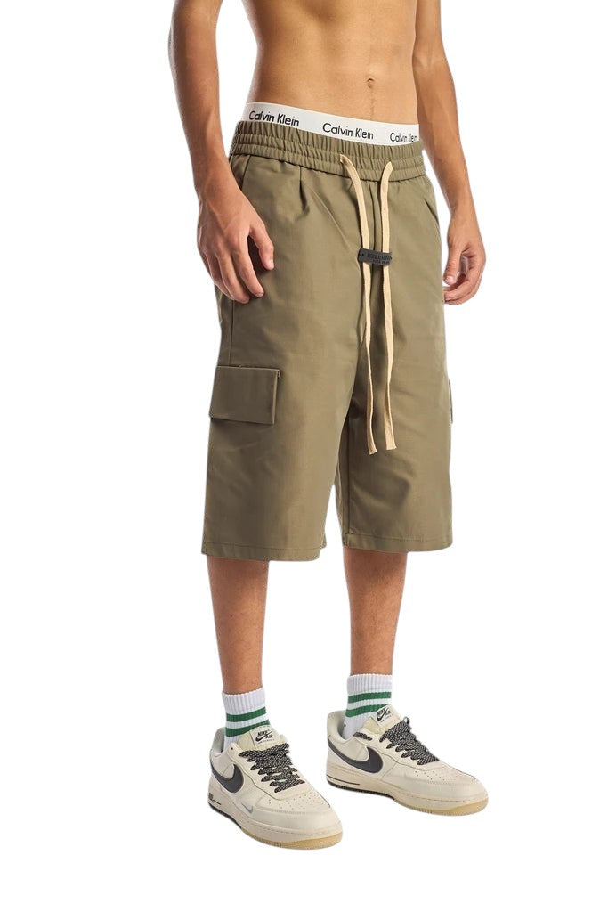 My Store olive cargo shorts with an elastic waistband and drawstring, worn by a model with sneakers.